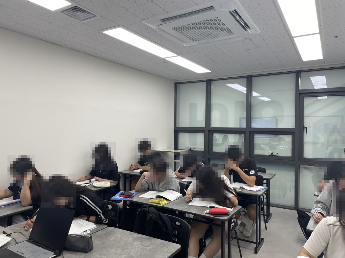 강의실에서 문제를 풀고 있는 고등부 학생들